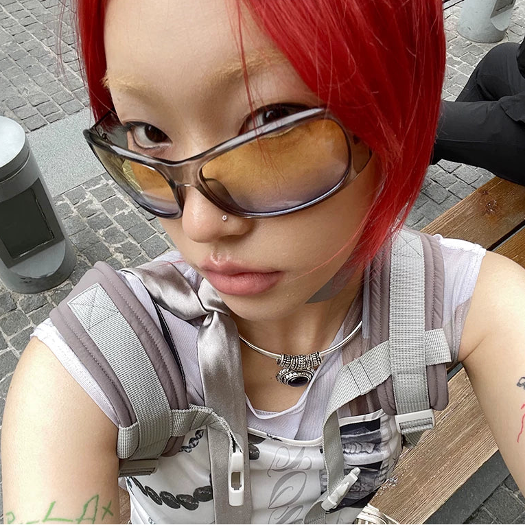 Lunettes de soleil oversize d’inspiration sportive — porté