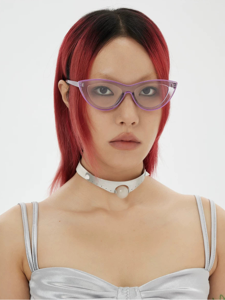 Lunettes œil-de-chat triangulaires rétro — coloris transparent ; porté ; détails de la monture et des verres