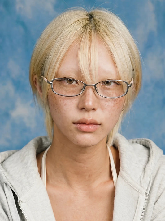 Schmale rechteckige Brille mit Metallrahmen — Farben: transparent, grau ; getragen ; Rahmen- und Glasdetails