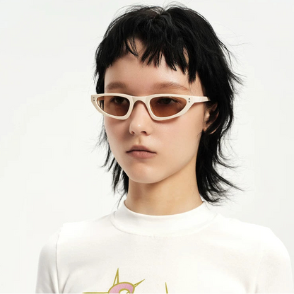 Petites lunettes de soleil triangulaires — porté