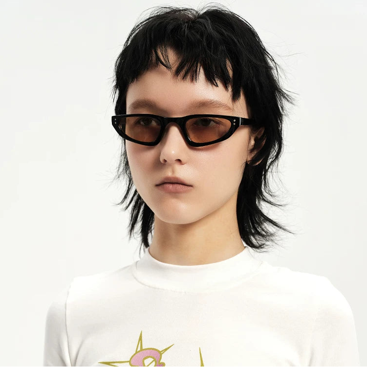 Petites lunettes de soleil triangulaires — porté