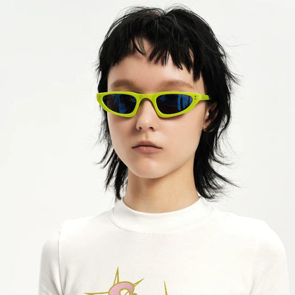 Petites lunettes de soleil triangulaires — coloris jaune ; porté