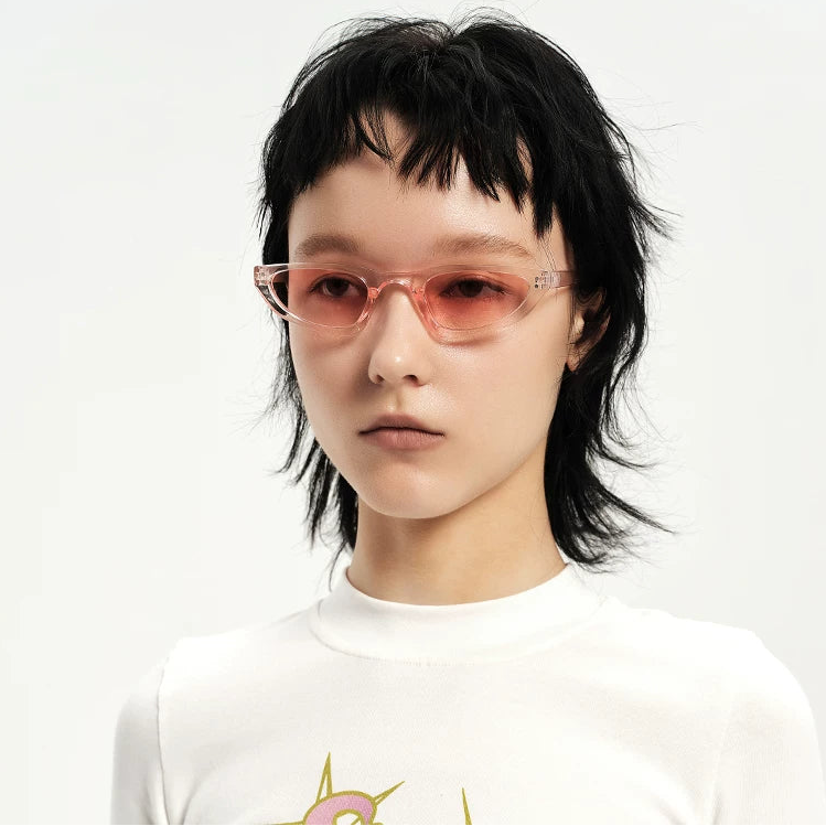 Petites lunettes de soleil triangulaires — coloris rouge ; porté