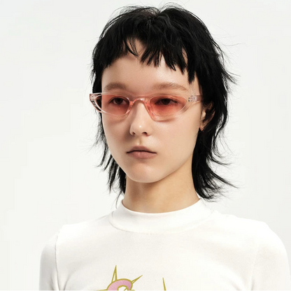 Petites lunettes de soleil triangulaires — coloris rouge ; porté