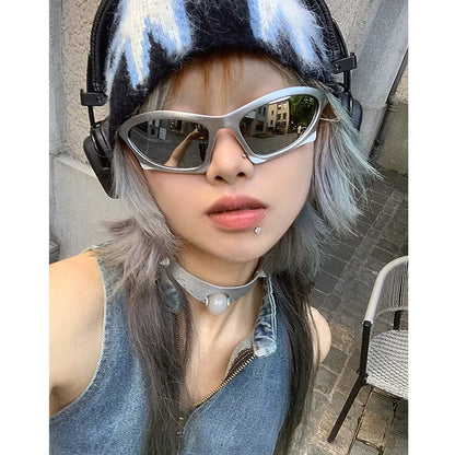 Lunettes de soleil angulaires d’inspiration sportive — porté