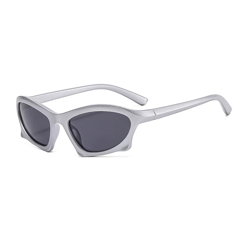 Lunettes de soleil angulaires d’inspiration sportive — coloris argenté ; détails de la monture et des verres