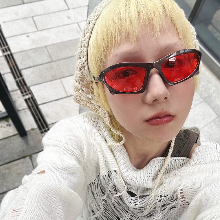 Lunettes de soleil angulaires d’inspiration sportive — coloris marron, rouge ; détails de la monture et des verres