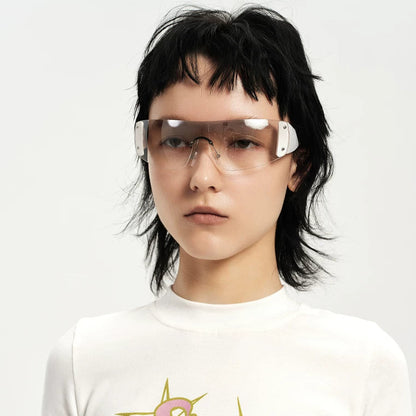 Lunettes de soleil masque à détails étoilés — porté