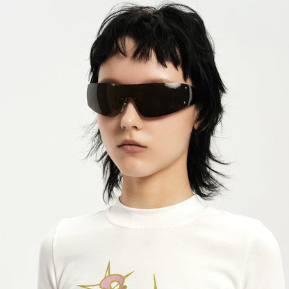 Lunettes de soleil masque à détails étoilés — coloris noir ; porté