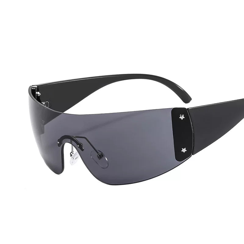 Lunettes de soleil masque à détails étoilés — coloris noir ; vue en trois-quarts