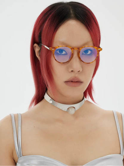 Lunettes rondes vintage à verres transparents — coloris transparent ; porté ; détails de la monture et des verres