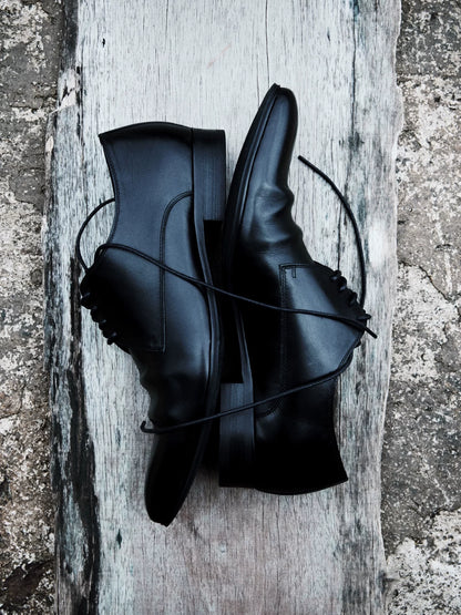 VOWPROGRESS Italian Calfskin Wrinkle Derby Shoes — black pair, side view