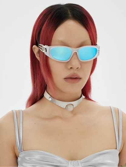 Lunettes de soleil Y2K à branches décoratives — porté ; détails de la monture et des verres