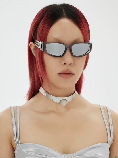 Lunettes de soleil Y2K à branches décoratives — coloris translucide, gris, argenté ; détails de la monture et des verres