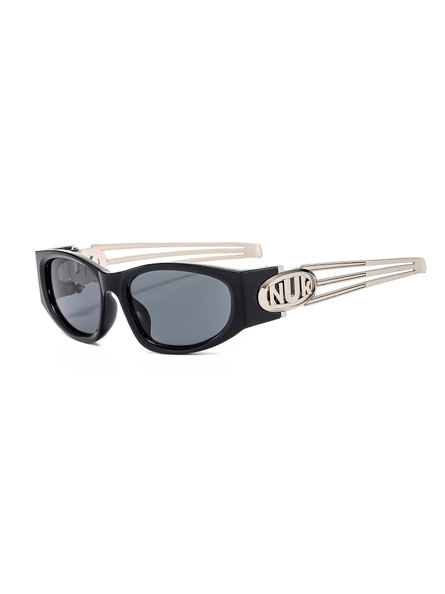 Lunettes de soleil Y2K à branches décoratives — coloris noir, gris ; détails de la monture et des verres