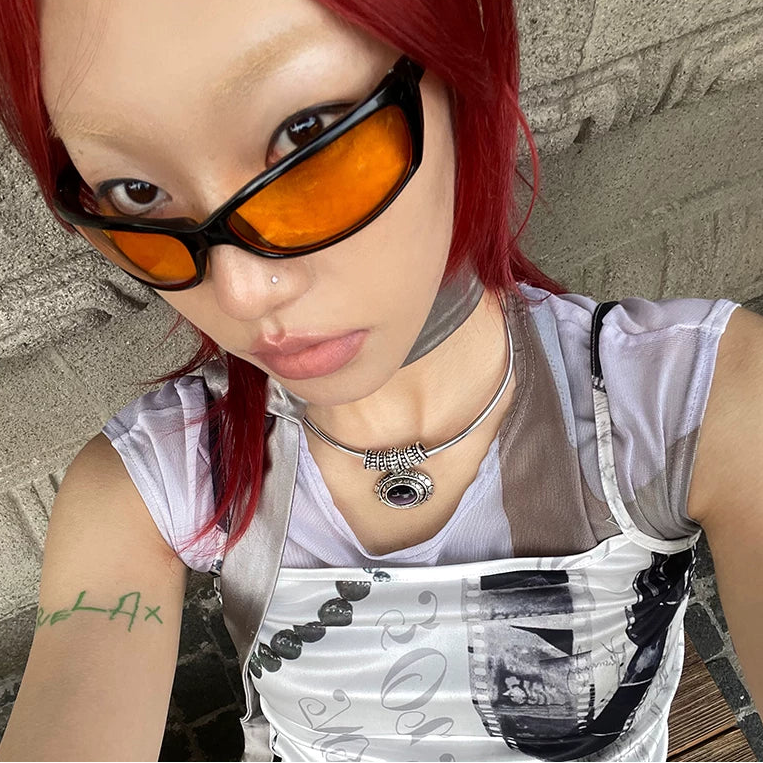 Lunettes carrées Y2K d’inspiration sportive — coloris orange ; porté ; détails de la monture et des verres